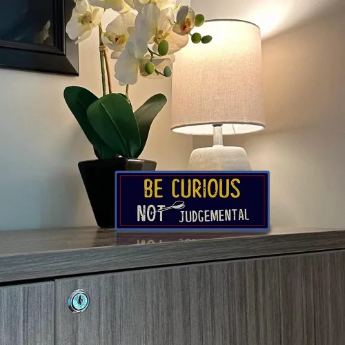 Miniatura 2 de Flinelife Letrero motivacional de pared con texto en inglés «Be Curious Not Judgemental», 16 x 6 pulgadas, perfecto para los fans