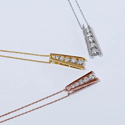 Miniatura 4 de Collar con colgante de barra de viaje de cinco piedras de moissanita y diamante cultivado en laboratorio de 1.25 quilates en oro de 14 quilates