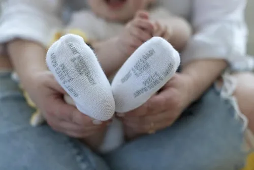 Miniatura 4 de Burt's Bees Baby Calcetines unisex para bebé, altura hasta el tobillo o tripulación, hechos con algodón orgánico suave, 6 paquetes con agarres
