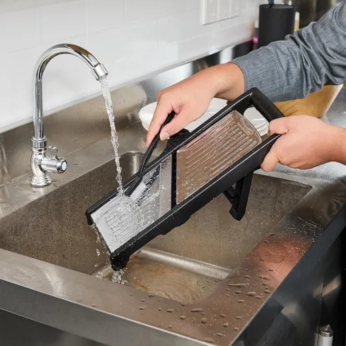 Miniatura 6 de Restaurantware Rebanadora de mandolina ajustable de acero inoxidable, cortador de verduras estándar alemán con protector de cuchilla, incluye