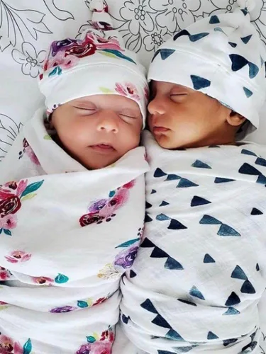 Miniatura 3 de Lulujo Baby Hello World - Juego de gorro y manta para recién nacido, triángulo azul azul ((Triangle Blue)