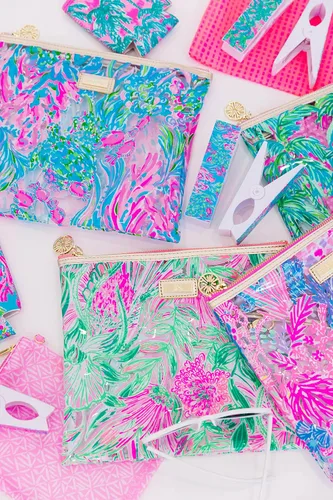 Miniatura 6 de Lilly Pulitzer Funda de vinilo resistente al agua para la playa, bolsa con cremallera incluye protector de bebidas, funda pequeña y clips para toalla
