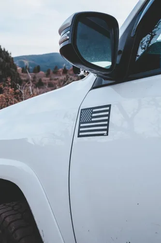 Miniatura 4 de TACTILIAN Calcomanías magnéticas de bandera estadounidense negra, imanes de bandera de Estados Unidos con estrella blanca para camiones
