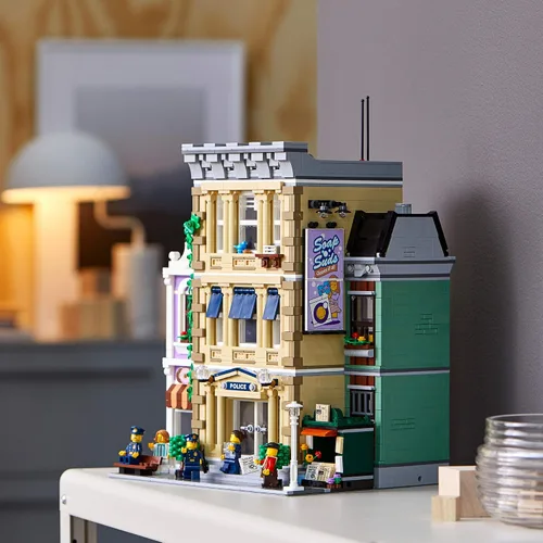 Miniatura 7 de LEGO Police Station 10278 – Kit de construcción; un modelo altamente detallado para mostrar para adultos, versión 2021 (2,923 piezas)