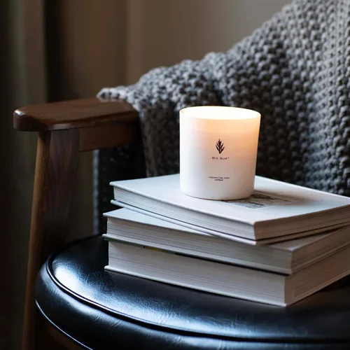 Miniatura 4 de Archipelago Botanicals Big Sur Luxe Candle Cedro de California, ámbar y almizcle Mezcla de cera de coco y mechas dobles Quema aproximadamente