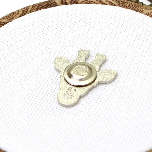 Miniatura 5 de Awesome Pattern Studio Needle Minder Set – Mandala Giraffe Magnetic Needle Minder + 2 agujas Threaders. Pin esmaltado para punto de cruz, bordado