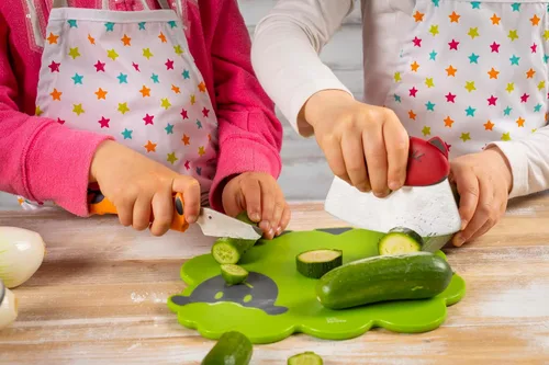 Miniatura 6 de Kuhn Rikon Kinderkitchen - Cuchillo Mezzaluna para niños con protector de cuchilla, gato, 5.2 x 3.3 x 0.7 pulgadas, rojo, herramientas de corte