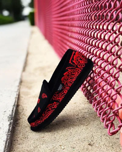 Miniatura 5 de Trooper America KS-002E - Bandana bordada negra y roja con estampado de cachemira para hombre Pantuflas acogedoras y coloridas Ultra acolchadas