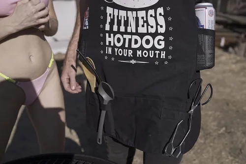 Miniatura 5 de FITNESS HOTDOG - Dirty Funny Trashy Sexy Nasty BBQ Delantal - 100% Lona - 5 Bolsillos - 4 bucles para herramientas - 2 soportes para cerveza