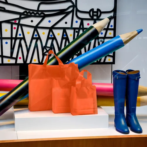 Miniatura 5 de Weewooday 100 bolsas de regalo de plástico esmerilado con asas para pequeñas empresas, bolsas de compras transparentes con parte inferior de cartón