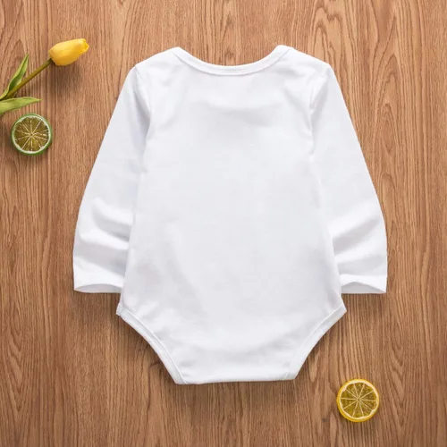 Miniatura 57 de Pañalero para bebé recién nacido, con frase en inglés “Got my mind on my momy”, color gris y blanco, talla 0-18M