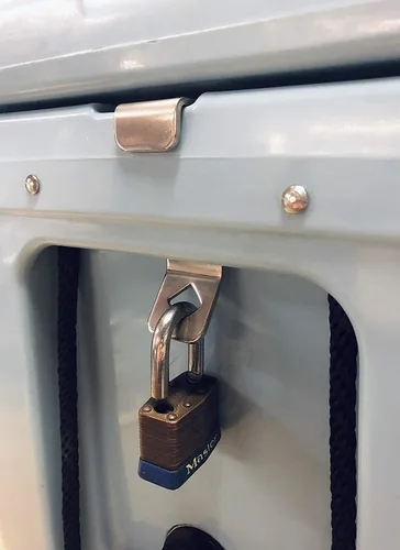 Miniatura 4 de Soportes universales de bloqueo para enfriador: diseñados para adaptarse a la ranura de amarre de cofres de hielo rotomoldeados medianos a grandes