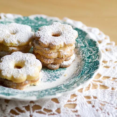 Miniatura 7 de HULISEN Juego de cortador de galletas de flores (5 piezas/juego), cortador de galletas de acero inoxidable con borde festoneado con asa, juego