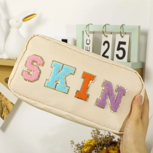 Miniatura 6 de DYSHAYEN Bolsa de Cosméticos de Nylon Pequeña, Bolsa de Maquillaje Preppy de Viaje para Mujeres y Niñas con Parches de Letras de Chenilla, Beige-Skin