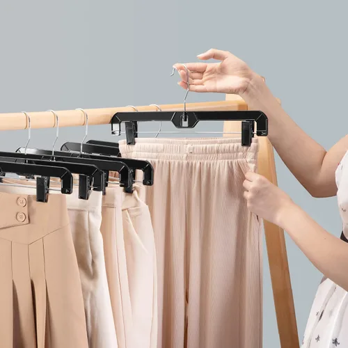 Miniatura 8 de HOUSE DAY Perchas negras para pantalones con clips, paquete de 12 perchas de plástico para falda para mujer, colgador de clip de 14 pulgadas