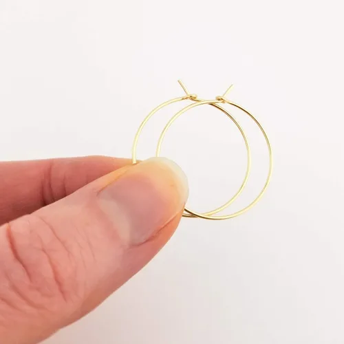 Miniatura 10 de Aretes de aro finos medianos de oro de 14 quilates para mujer, ligeros, minimalistas, para uso diario, de 1.5 pulgadas