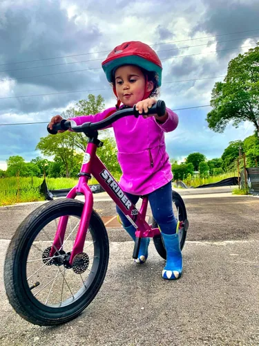 Miniatura 9 de Strider 14x - Bicicleta de equilibrio para niños de 3 a 7 años - Incluye agarres personalizados, asiento acolchado, reposapiés de rendimiento