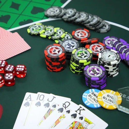 Miniatura 5 de ORIENGEAR Juego de fichas de póquer con denominaciones, 300 unidades de 14 gramos de fichas de casino de arcilla compuesta con estuche ABS y 2 mazos