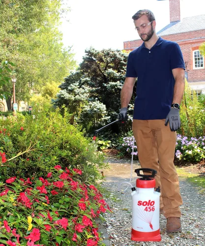 Miniatura 2 de Pulverizador de mano SOLO 456 de 2 galones con sellos Viton® en ubicaciones clave. Los sellos Viton® resisten productos químicos agresivos. Diseñado