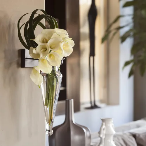 Miniatura 4 de Danya B Jarrón decorativo de pared de ánfora de cristal sobre aplique de hierro con remates de vidrio transparente, decoración de pared