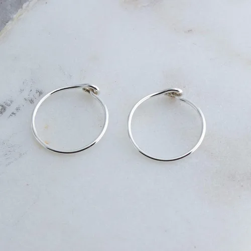 Miniatura 70 de Aretes de plata de ley abiertos para cartílago, tragus, delgados, calibre 22