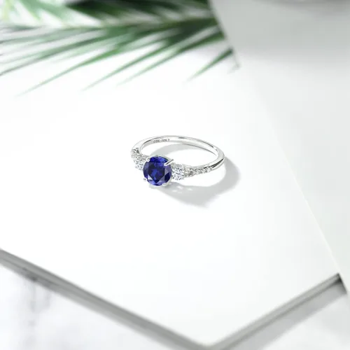 Miniatura 59 de Gem Stone King Anillo de compromiso de 3 piedras preciosas redondas de oro blanco de 10 quilates con piedra natal de 0.236 in con piedra natal
