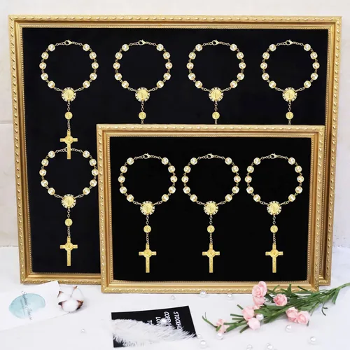 Miniatura 7 de LEMESO 20 piezas de mini rosarios chapados en oro, pulseras de crucifijo de perlas de imitación de color marfil, recuerdos de bautizo a granel