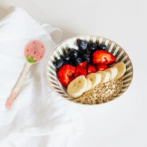 Miniatura 3 de Housoutil Juego de 2 cucharas de cerámica de fresa de mango largo con patrón de frutas para café, té, yogur, helado, cubiertos de cocina