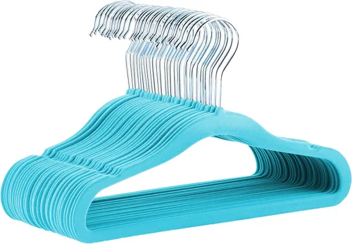 Miniatura 16 de Amazon Basics Perchas de terciopelo antideslizantes para niños que ahorran espacio con muescas para el hombro, construcción resistente para Beige