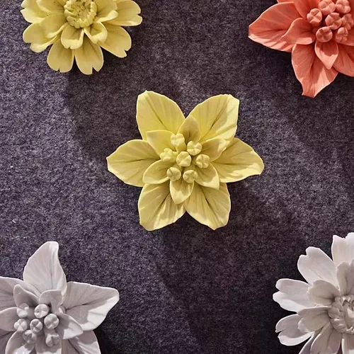 Miniatura 3 de Arte de pared de cerámica, escultura colgante hecha a mano en 3D, decoración de flores de porcelana (amarillo, gardenia, 2.76 pulgadas)