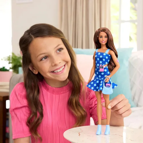 Miniatura 2 de Muñeca Barbie Fashionistas #242, muñeca con diabetes tipo 1 con atuendo de lunares y accesorios, en asociación con Breakthrough T1D