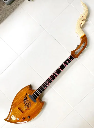 Miniatura 4 de Isarn Phin Acústica Eléctrica 3 Cuerdas, Instrumento Musical Tailandés Lao Guitarra, Pin118 Musical Clásica Tailandesa Tradicional, Marrón (Pin106)