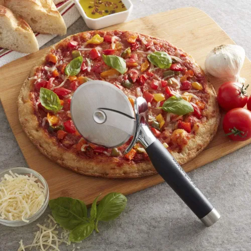 Miniatura 2 de KitchenAid Rueda de pizza gourmet de acero inoxidable con hoja afilada para cortar fácilmente cortezas de pizza, pasteles y más, protector de dedos