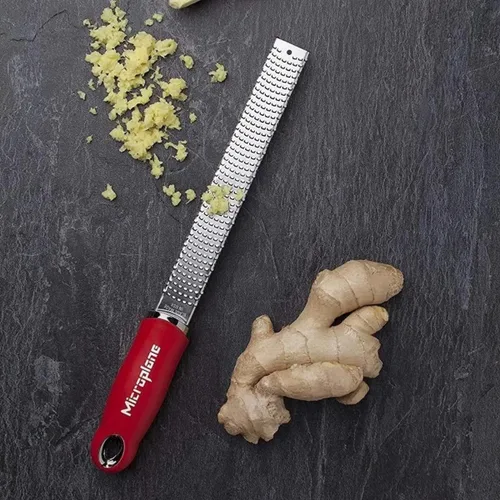 Miniatura 3 de Microplane Rallador Zester rojo clásico, acero inoxidable, rallado de cítricos y queso, apto para lavavajillas, fabricado en Estados Unidos, nombre