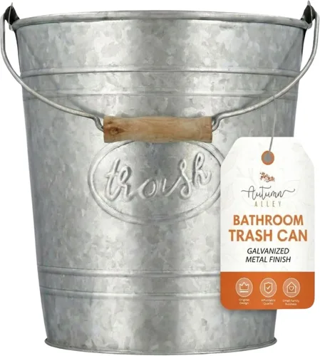 Autumn Alley - Bote de basura galvanizado | Cesta de basura de baño pequeña | Anillos en relieve, su etiqueta ovalada y el mango de madera torneada
