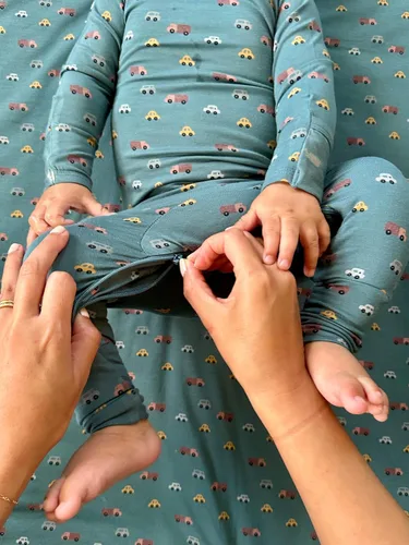 Miniatura 30 de GUNAMUNA Pijama unisex convertible ultrasuave para bebé, mameluco con cremallera para pañales, recién nacido a 24 meses