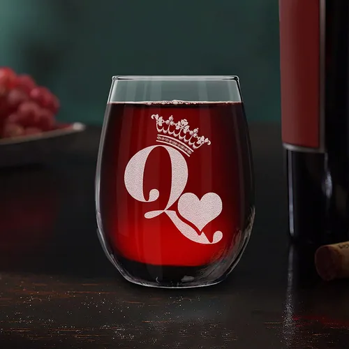 Miniatura 7 de shop4ever® King & Queen of Hearts - Juego de regalo para parejas, vaso de whisky grabado y copa de vino sin tallo, set de regalo para él y ella
