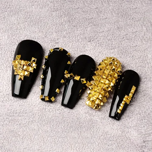 Miniatura 5 de WOKOTO 600 dijes de uñas de pirámide punk dorados, remaches de pirámide de oro 3D para uñas, tachuelas de metal punk, dijes de uñas góticas