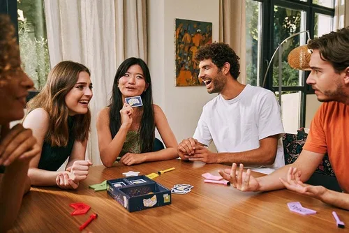 Miniatura 7 de Juego de fiesta de datos divertidos: aprende hechos sorprendentes sobre amigos y familiares. Juego cooperativo atractivo para niños y adultos