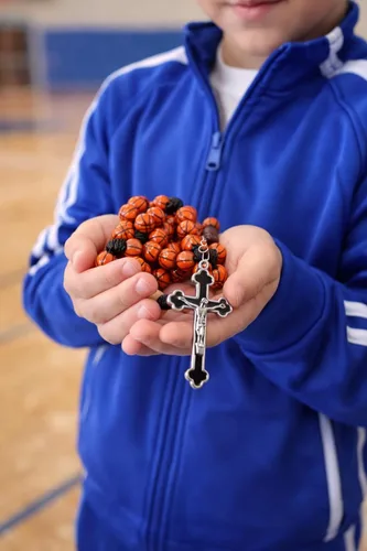 Miniatura 4 de Westmon Works Juego de regalo de rosario de baloncesto para niños, cuentas de oración deportiva católica con tarjeta de San Sebastián, bolsa