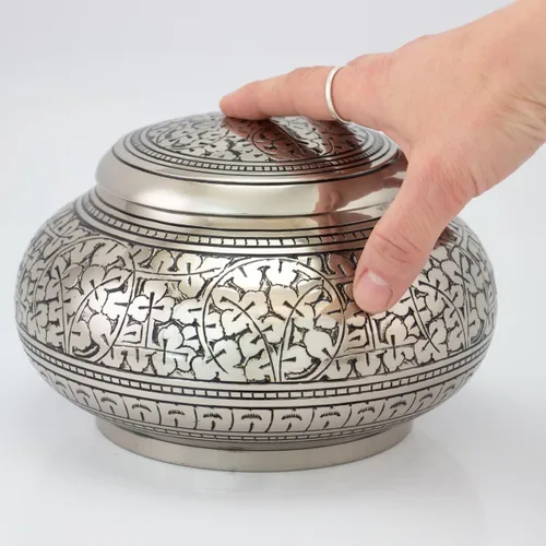 Miniatura 2 de Urna de cremación redonda de hojas de plata para cenizas, mediana, latón, urna de plata, urna de cremación de tamaño mediano, 4.5 pulgadas de alto