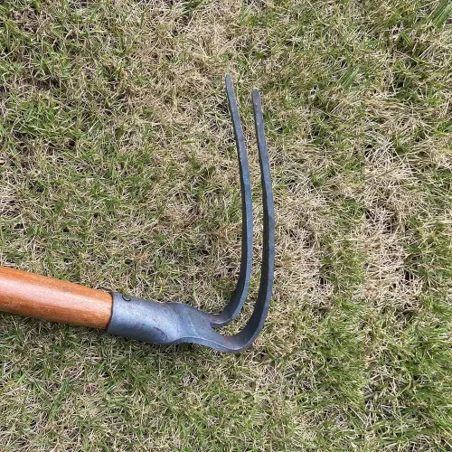 Miniatura 8 de Juego de 2 palillos de jardín de 19.6 pulgadas, juego de herramientas de azada de mano de 2 puntas, herramienta de jardín con mango de madera