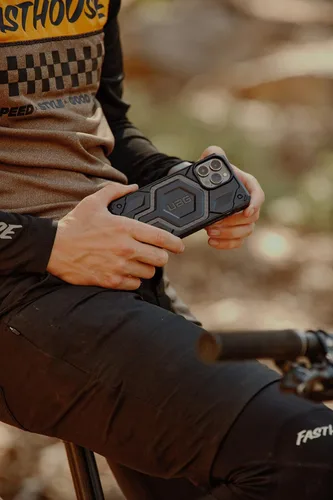 Miniatura 6 de URBAN ARMOR GEAR UAG - Funda diseñada para iPhone 14 Plus de fibra de carbono de 6.7 pulgadas, imán integrado compatible con carga MagSafe
