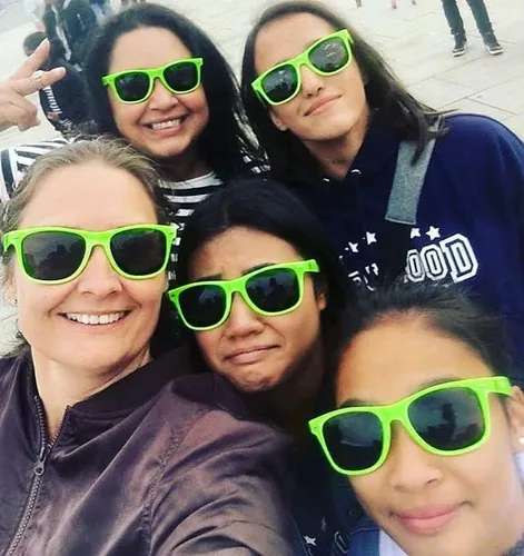 Miniatura 4 de SUNOVELTIES Paquete de 12 lentes de sol de colores neón clásicos retro para fiestas, unisex para adultos