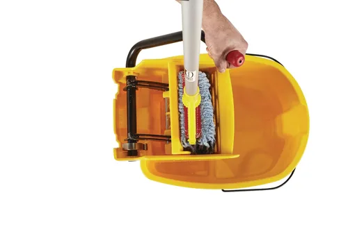 Miniatura 7 de Rubbermaid Commercial Products, WaveBrake - Cubo industrial comercial para fregona con prensa lateral en ruedas, 35 cuartos de galón, color amarillo