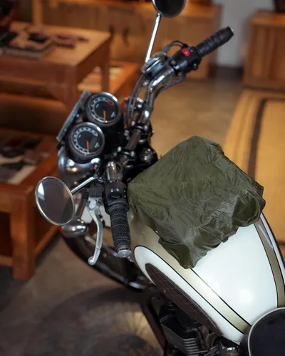 Miniatura 8 de Bolsa de tanque magnética de cuero genuino para motocicleta de Trip Machine Company con montaje en asiento trasero y cola, con correa para el hombro