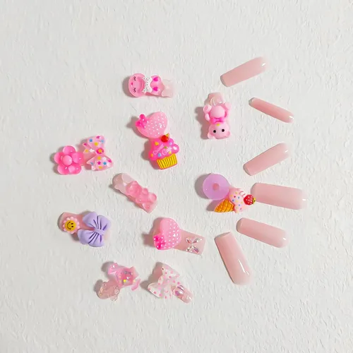 Miniatura 3 de Uñas postizas largas a presión cuadradas con dijes, uñas acrílicas color rosa nude, lindos diseños de dijes de oso de corazón, uñas con pegamento