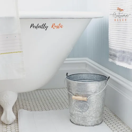 Miniatura 2 de Autumn Alley - Bote de basura galvanizado Cesta de basura de baño pequeña Anillos en relieve, su etiqueta ovalada y el mango de madera torneada