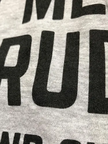 Miniatura 4 de Bebiendo para tres Divertida camiseta de broma de anuncio de embarazo para papá nuevo