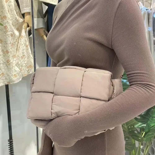 Miniatura 4 de NAARIIAN Bolso de hombro acolchado de nailon tejido bolso cruzado de diseñador engaña a las mujeres bolso de plumón